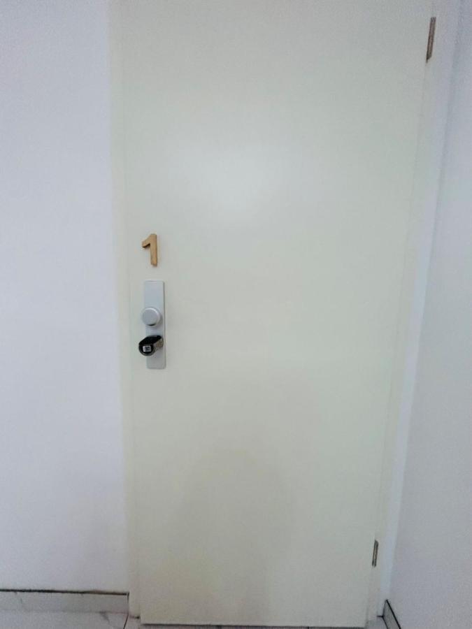 Messe Hv-1 Apartment Dusseldorf Bagian luar foto